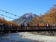 紅葉の河童橋と焼岳