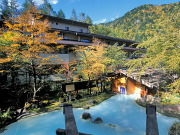 露天風呂の一例（長野県・白骨温泉：泡の湯）